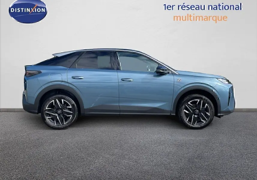 Profil droit du Peugeot 3008 hybride 2025 en bleu Ingaro métal avec toit noir et jantes alliage bicolores.