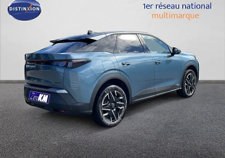 Peugeot 3008 hybride 2025 bleu Ingaro métal avec toit noir, vue 3/4 arrière côté gauche, jantes noires distinctives.