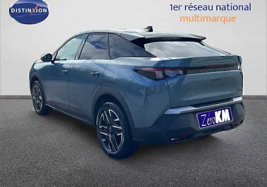 Vue 3/4 arrière droite d’un Peugeot 3008 hybride bleu Ingaro métal avec toit noir et jantes biton.