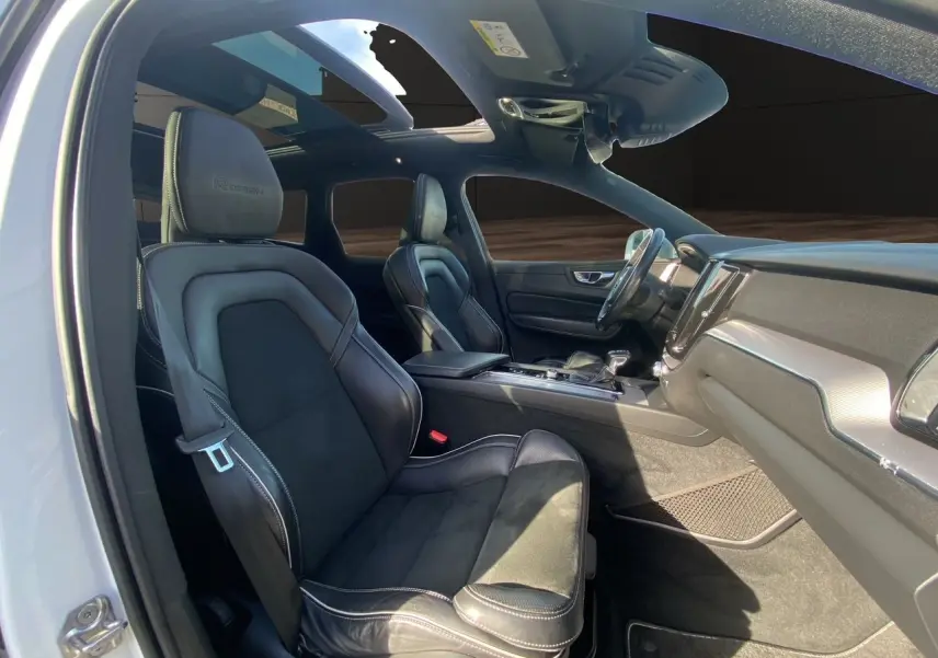 Intérieur noir du Volvo XC60 D4 2019 en vue latérale gauche, sièges R-Design en cuir avec toit ouvrant panoramique.