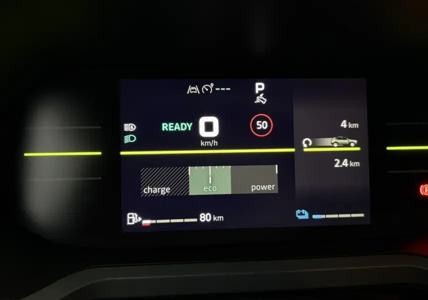 Affichage digital du tableau de bord du Dacia Duster hybride, montrant la vitesse à 0 km/h et le mode éco activé.