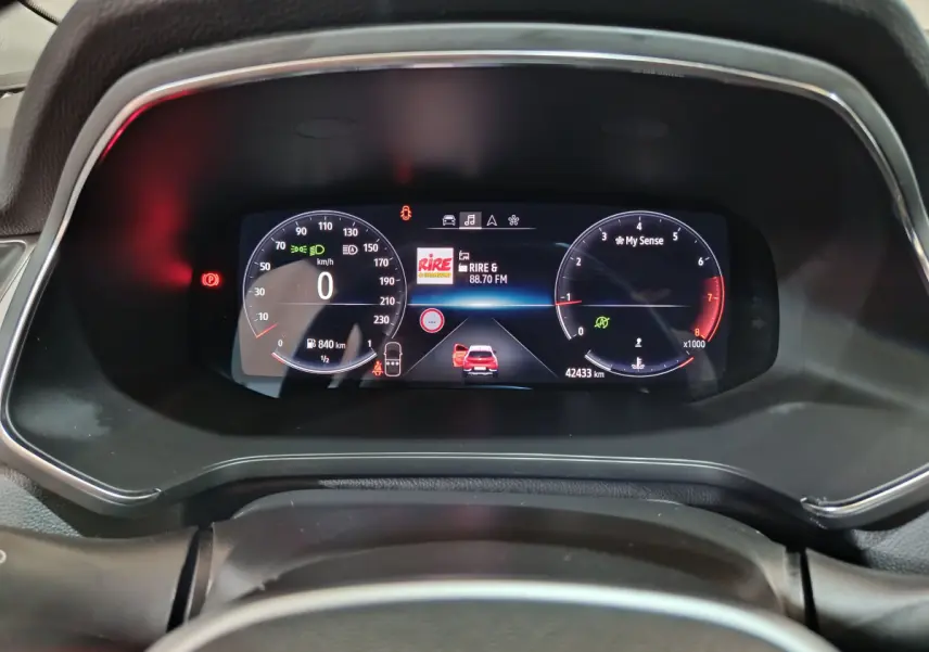 Combiné d'instruments numérique du Renault Captur Techno TCe 90 2024 affichant vitesse et compte-tours.