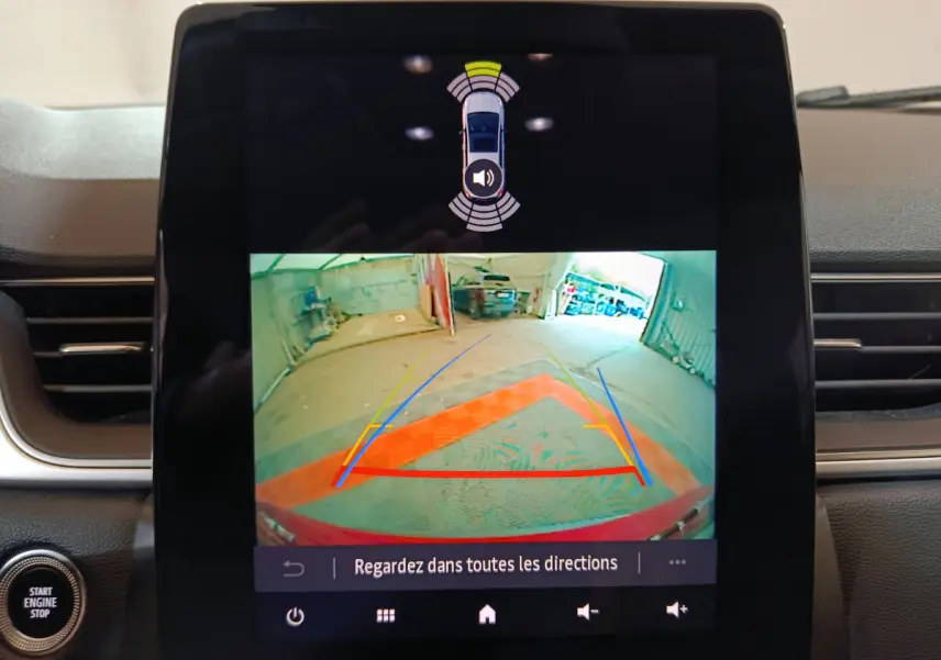 Écran tactile central du Renault Captur Techno TCe 90 montrant la caméra de recul avec guidage coloré.