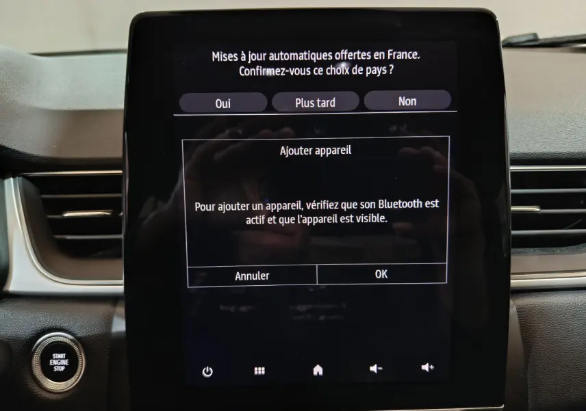 Écran tactile central affichant la connexion Bluetooth dans l'habitacle du Renault Captur techno TCe 90 2024.