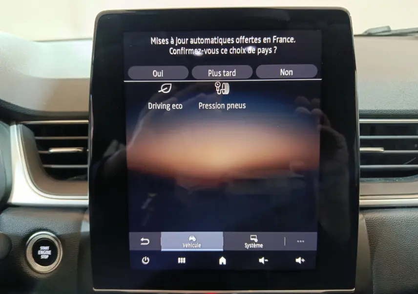 Écran tactile central du tableau de bord du Renault Captur Techno TCe 90 2024 avec bouton démarrage visible à gauche