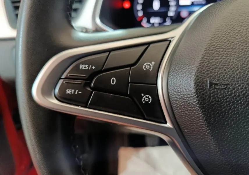 Gros plan sur les commandes du régulateur de vitesse au volant du Renault Captur Techno TCe 90 2024.