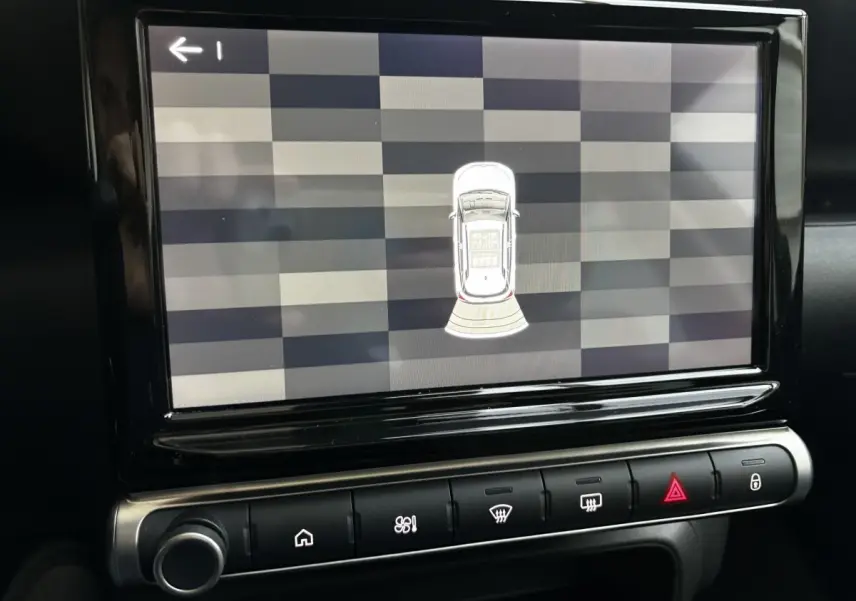 Écran tactile central du tableau de bord du Citroën C3 Aircross gris clair, affichant l'aide au stationnement en vue aérienne.