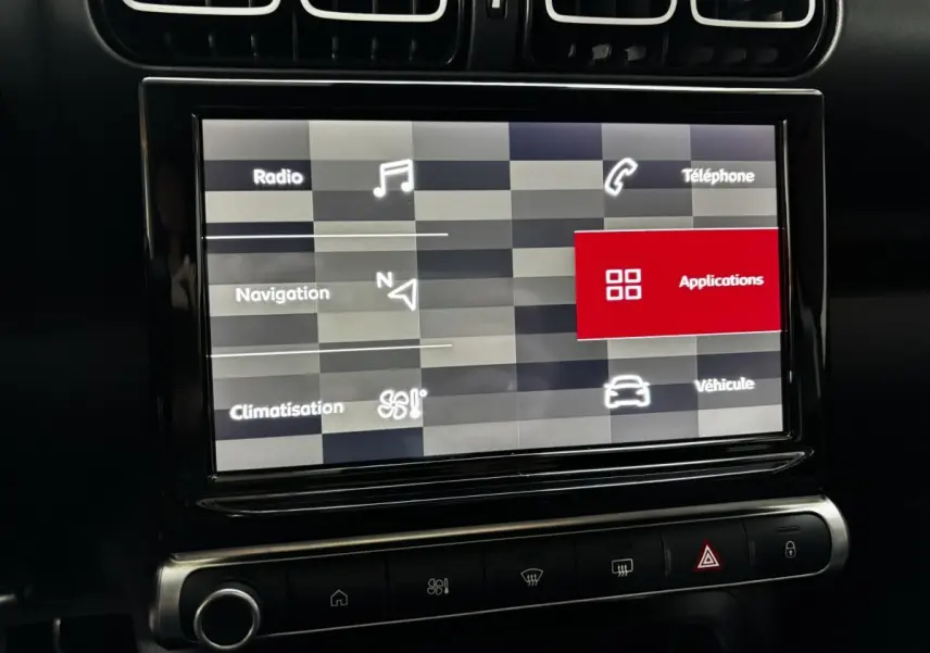 Écran tactile central du tableau de bord du Citroën C3 Aircross gris clair, affichant le menu des applications.