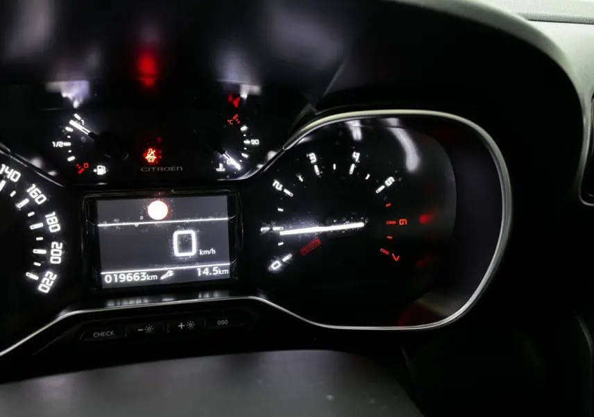 Vue rapprochée du combiné d'instruments numérique et analogique du tableau de bord du Citroën C3 Aircross 2024.