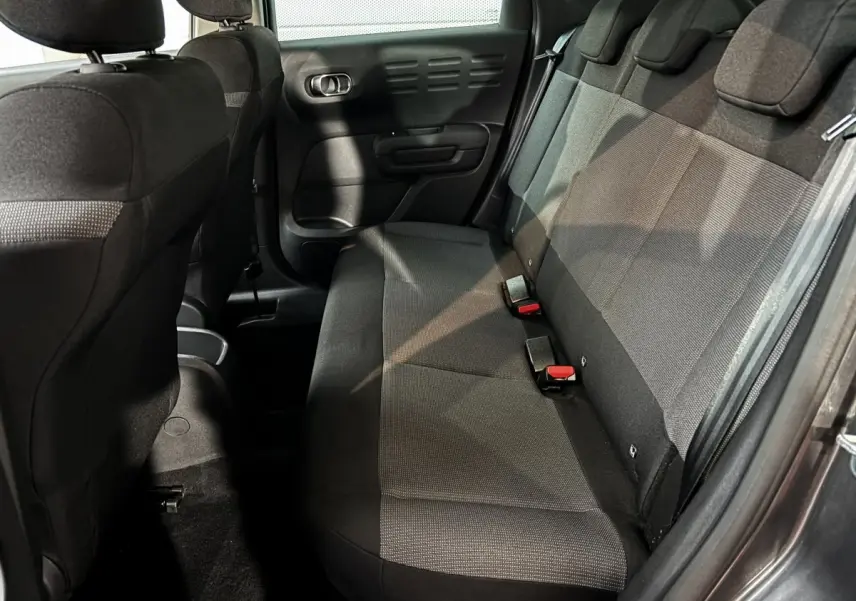 Banquette arrière en tissu gris vue côté droit dans le Citroën C3 Aircross 2024, avec ceintures de sécurité visibles.