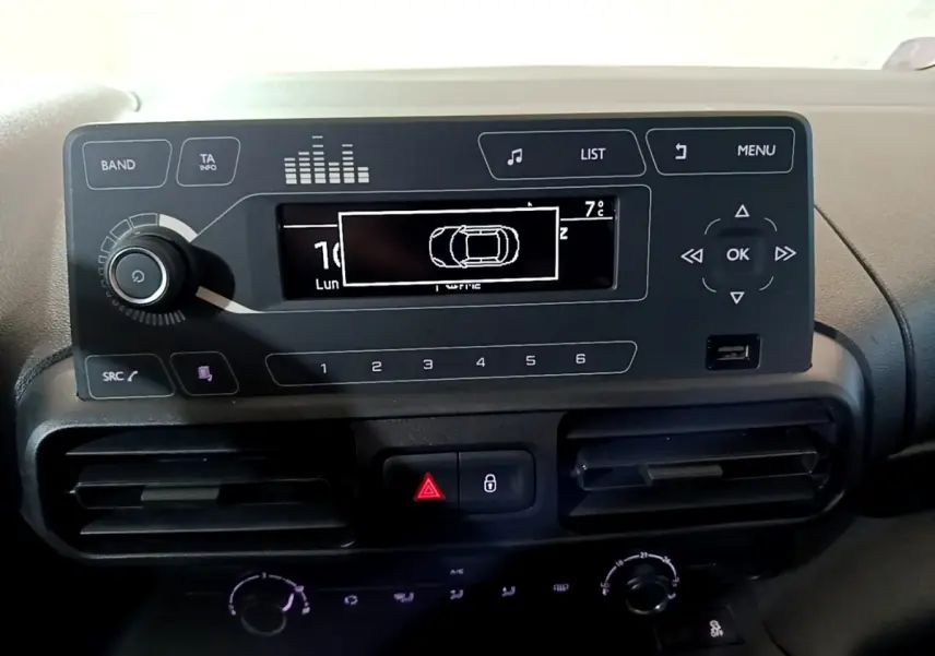 Gros plan sur l’écran central et la console de la Citroën Berlingo XL blanche, affichant l’interface multimédia et les commandes.