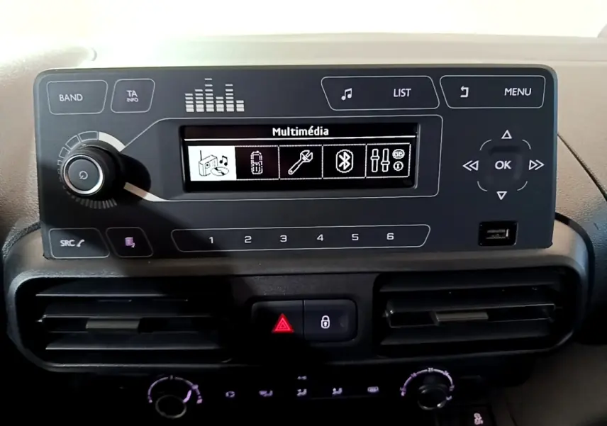 Vue rapprochée du tableau de bord noir du Citroën Berlingo XL blanc, avec écran multimédia et commandes centrales.