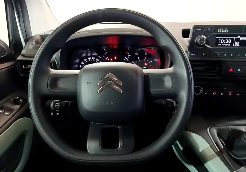 Vue intérieure centrée sur le volant noir de la Citroën Berlingo XL 2019 avec tableau de bord et console noire.