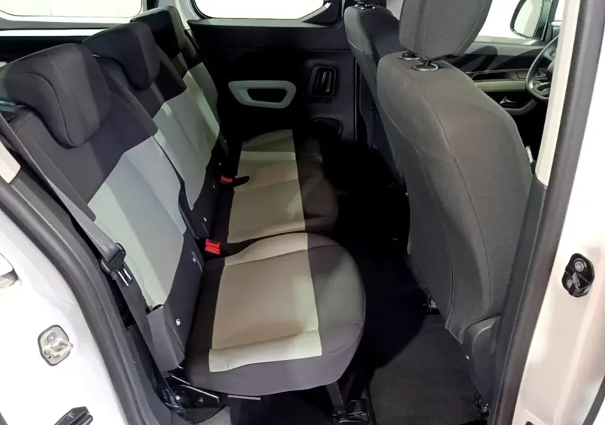 Vue intérieure côté gauche montrant la banquette arrière bicolore gris et noir du Citroën Berlingo XL blanc de 2019.