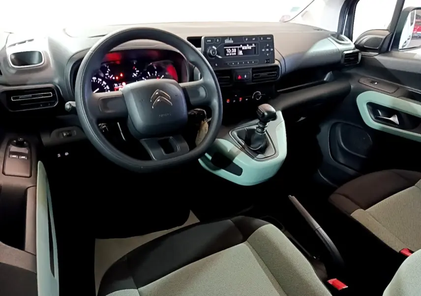 Vue intérieure avant du Citroën Berlingo XL 2019, tableau de bord noir avec touches vert clair et volant multifonction.