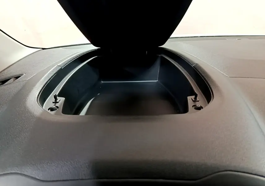 Vue rapprochée du rangement ouvert sur le tableau de bord noir d’un Citroën Berlingo XL blanc, version 2019.