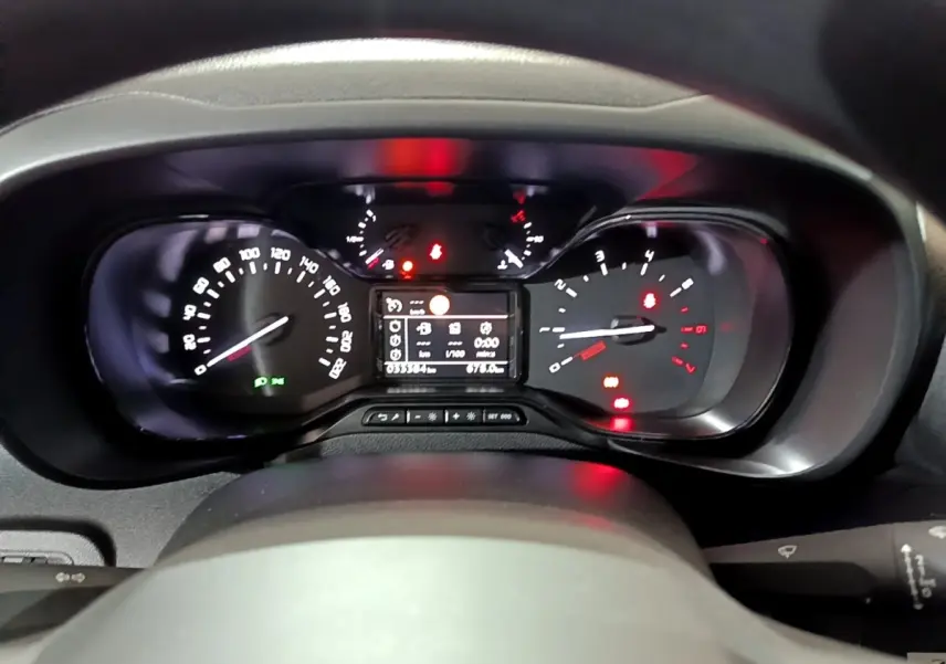 Vue rapprochée du tableau de bord du Citroën Berlingo blanc 2019, affichage numérique et compteurs analogiques.