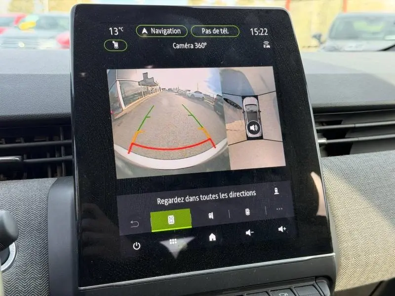 Écran central de la Renault Clio 1.6 E-Tech 145ch gris Rafale montrant la caméra 360° en vue arrière et dessus.