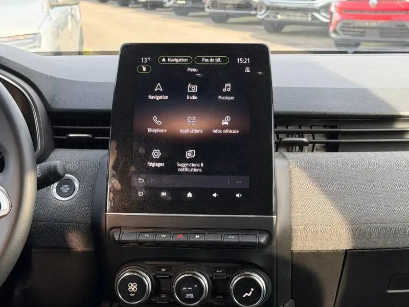 Vue intérieure du tableau de bord de la Renault Clio 1.6 E-Tech 145ch 2025, écran tactile central et commandes climatisation.