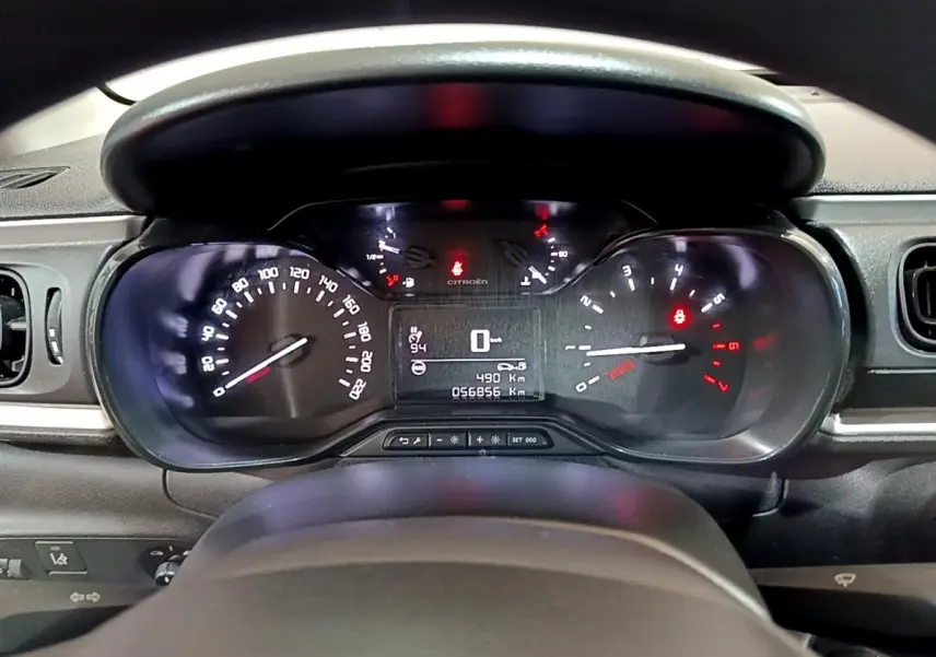 Vue rapprochée du tableau de bord de la Citroën C3 2017, affichage numérique et compteurs analogiques éclairés.