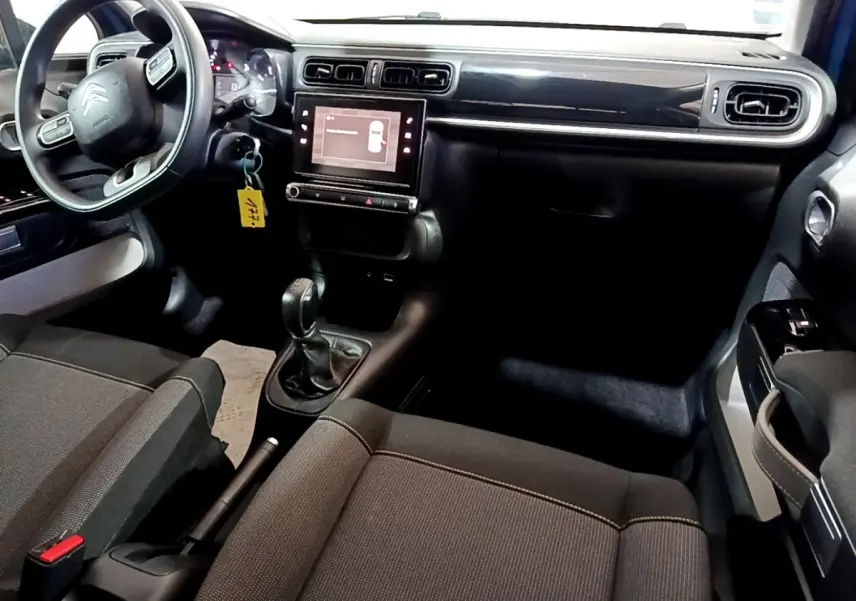 Intérieur avant droit de la Citroën C3 2017 avec tableau de bord noir, écran tactile 7 pouces et volant multifonctions.