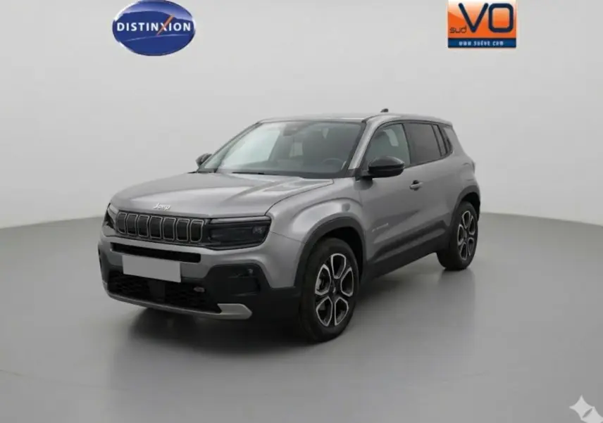 Jeep Avenger gris vue 3/4 avant droit, SUV compact avec calandre distinctive et jantes spécifiques Summit.