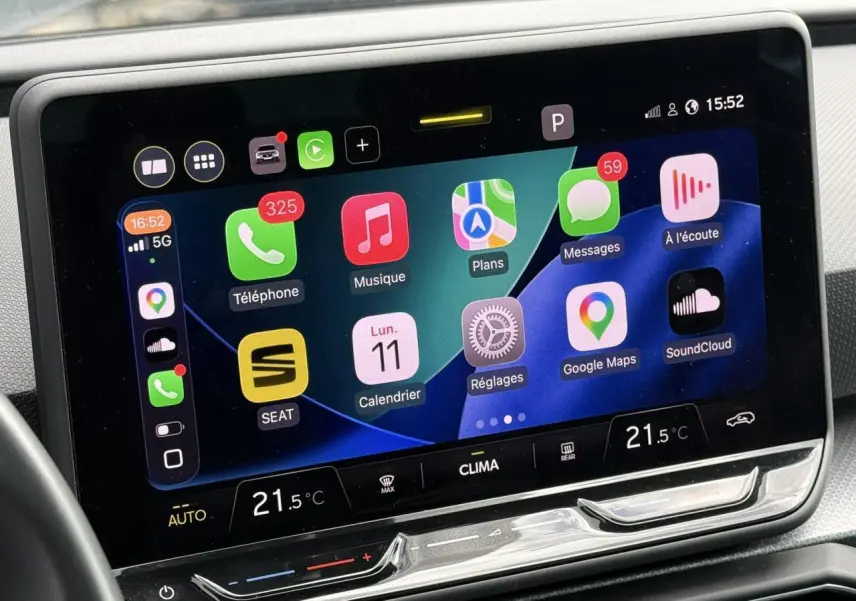 Écran tactile central du tableau de bord du SEAT Leon 2025 affichant les applications Apple CarPlay avec interface colorée.