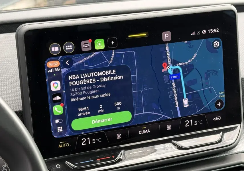 Écran tactile central du tableau de bord de la SEAT LEON 2025 montrant la navigation GPS et la climatisation à 21,5°C.