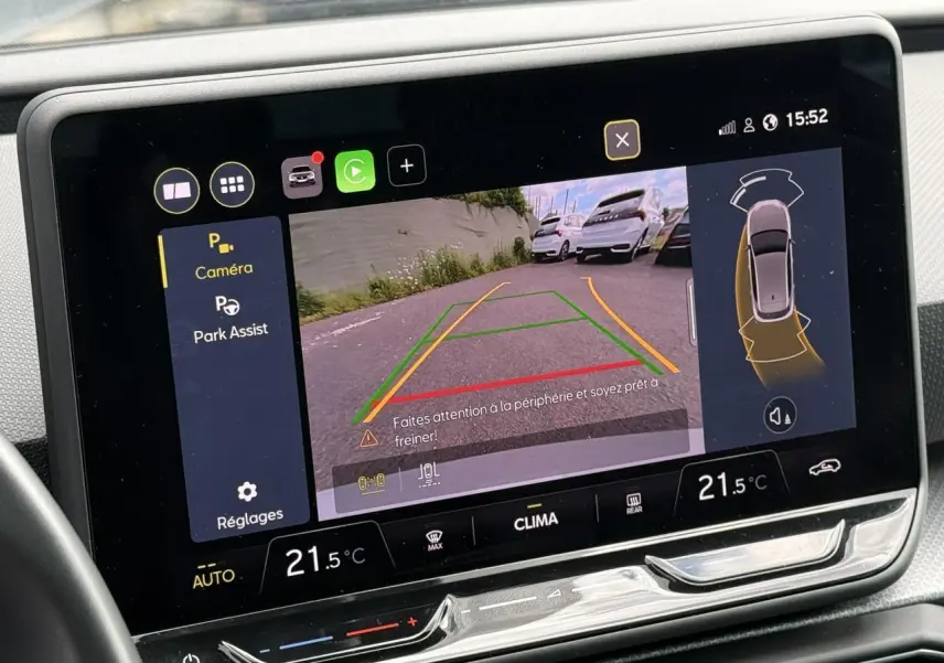 Écran tactile intérieur du SEAT Leon blanc 2025 montrant la caméra de recul et l’assistance au stationnement.