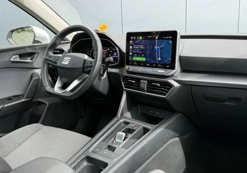 Vue intérieure côté conducteur de la SEAT Leon 2025, avec tableau de bord numérique et écran tactile central.