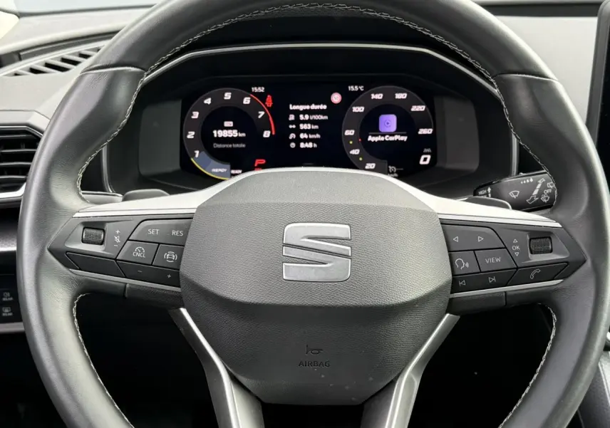 Vue rapprochée du volant cuir multifonction et du tableau de bord digital de la SEAT LEON blanche 2025.