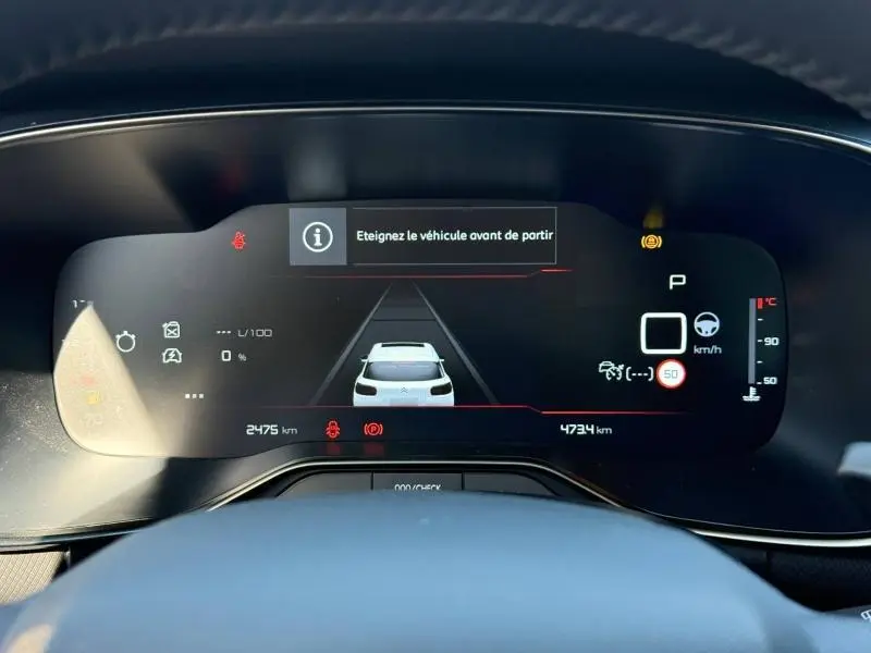 Affichage numérique du tableau de bord du Citroën C5 Aircross noir, avec vue arrière du véhicule et alertes actives.