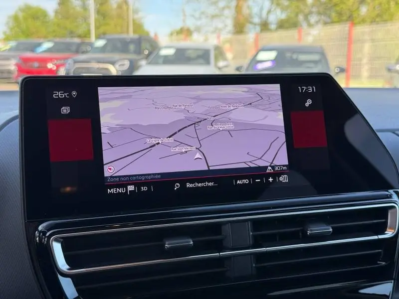 Écran tactile central du tableau de bord du Citroën C5 Aircross 2025 affichant la navigation GPS en intérieur.