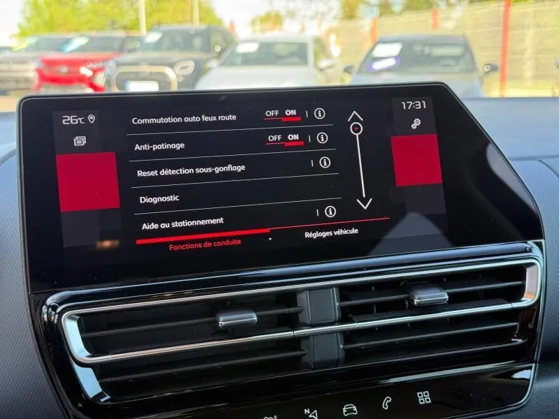 Écran tactile central du tableau de bord du Citroën C5 Aircross 2025, affichant les réglages d’aide à la conduite.