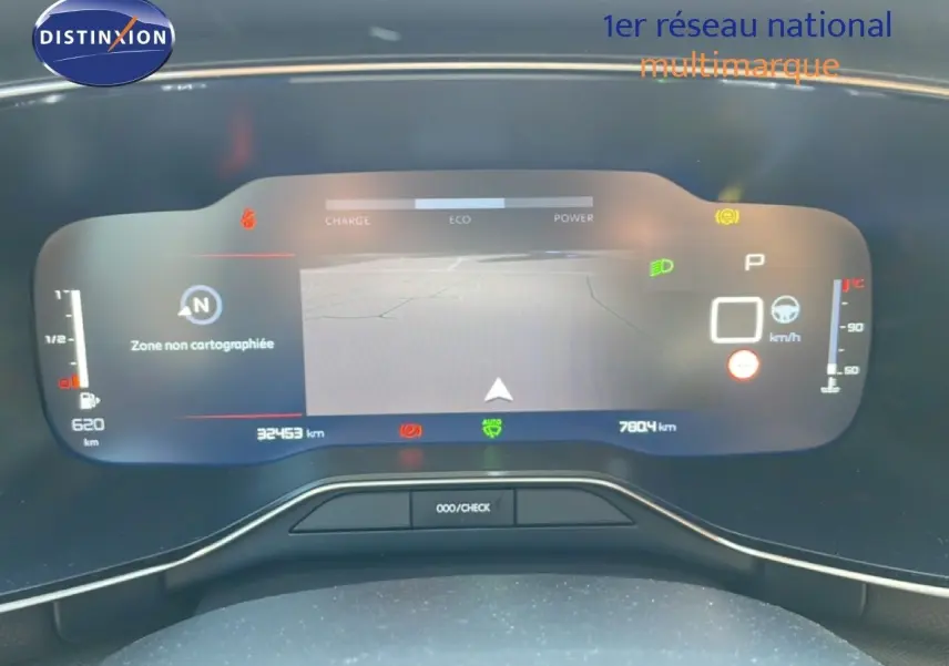 Tableau de bord numérique de Citroën C5 Aircross gris platinium, affichage de navigation et indicateurs de conduite.