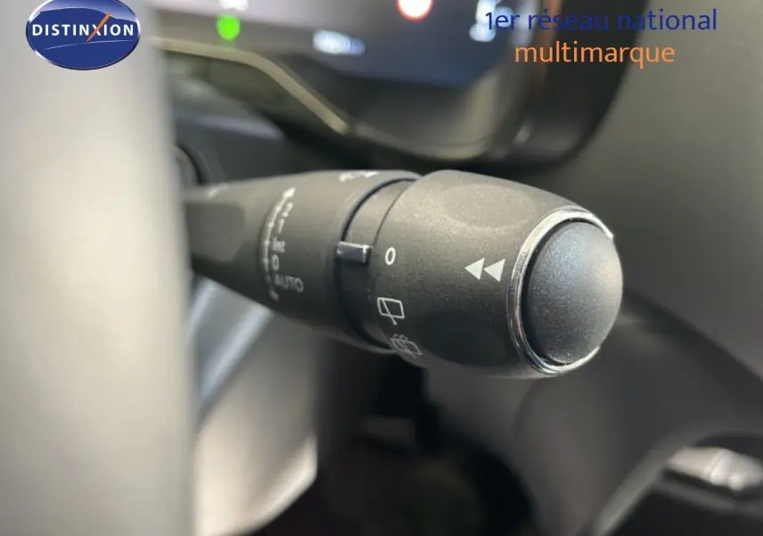 Gros plan sur la commande d’essuie-glace à gauche du volant dans l’habitacle du Citroën C5 Aircross gris platinium.