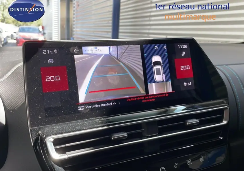 Vue intérieure du tableau de bord du Citroën C5 Aircross gris platinium, écran tactile affichant la caméra de recul et la température à 20°C.