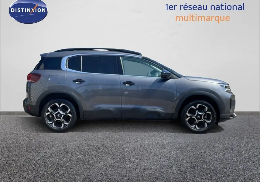Profil droit du Citroën C5 Aircross gris platinium métal 2025, SUV hybride avec jantes alliage distinctives.