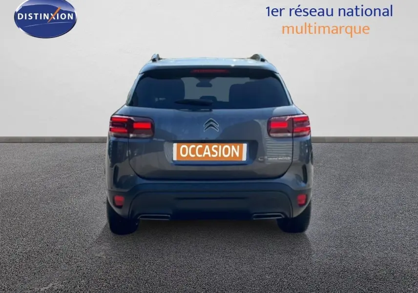 Vue arrière d'un Citroën C5 Aircross gris platinium métal avec feux LED et double sortie d'échappement visible.