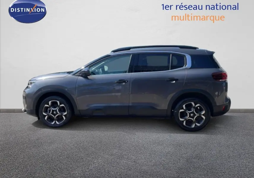 Profil côté gauche du Citroën C5 Aircross gris platinium métal 2025, avec jantes bi-ton et toit noir contrasté.