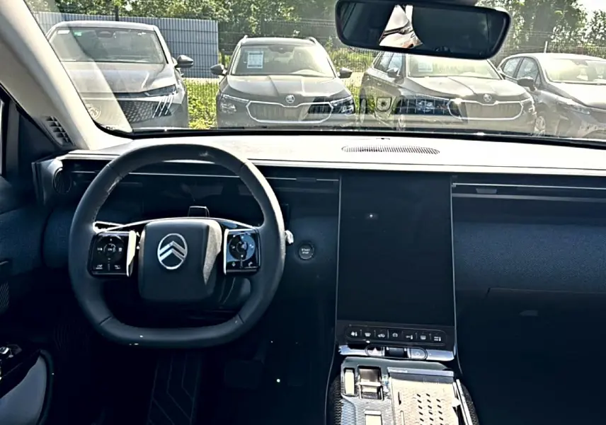 Vue intérieure frontale du tableau de bord et volant Citroën C5 Aircross gris platinium avec écran tactile vertical.