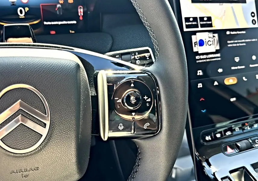 Gros plan sur le volant multifonction noir du Citroën C5 Aircross 2026 avec écran tactile et commandes intégrées.