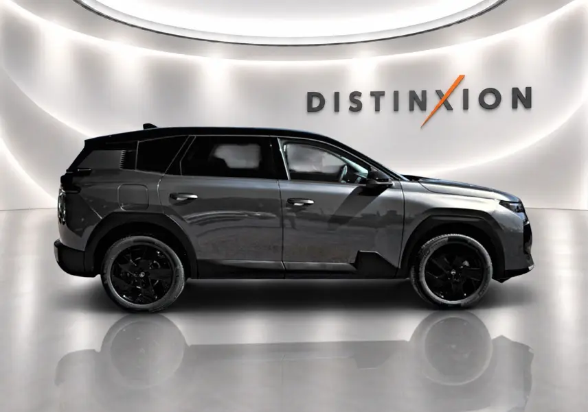 Vue de profil côté gauche du Citroën C5 Aircross gris platinium avec toit noir et jantes alliage noires.