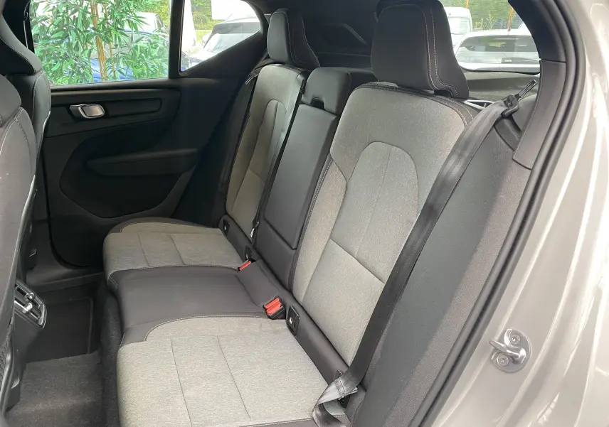 Vue intérieure côté droit des sièges arrière gris clair et noir du Volvo XC40 B3 163ch Plus DCT 7 2023 en Argent Aurore métallisé.