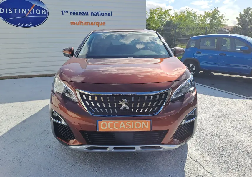 Vue frontale d'un Peugeot 3008 2019 couleur Metallic Cooper avec calandre chromée et plaque "OCCASION" visible.