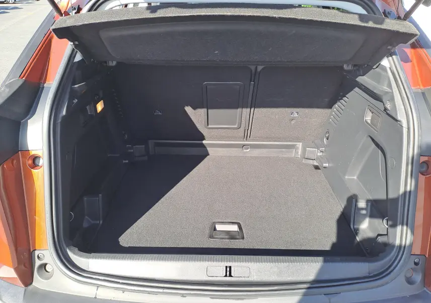 Coffre ouvert vu de l'arrière d'un Peugeot 3008 2019 Metallic Cooper, montrant l'espace de chargement vide.