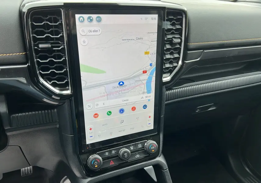 Vue rapprochée de la console centrale du Ford Ranger 2025 blanc glacier avec écran tactile vertical et commandes climatisation.