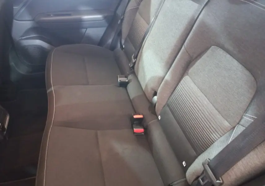 Banquette arrière gris foncé du Renault Captur Business TCe 100 vue côté droit avec ceintures et appuie-têtes intégrés.