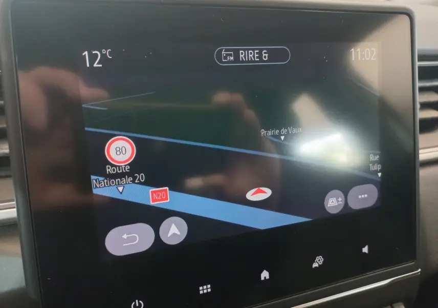 Écran tactile central du tableau de bord du Renault Captur Business TCe 100 2020 affichant la navigation GPS