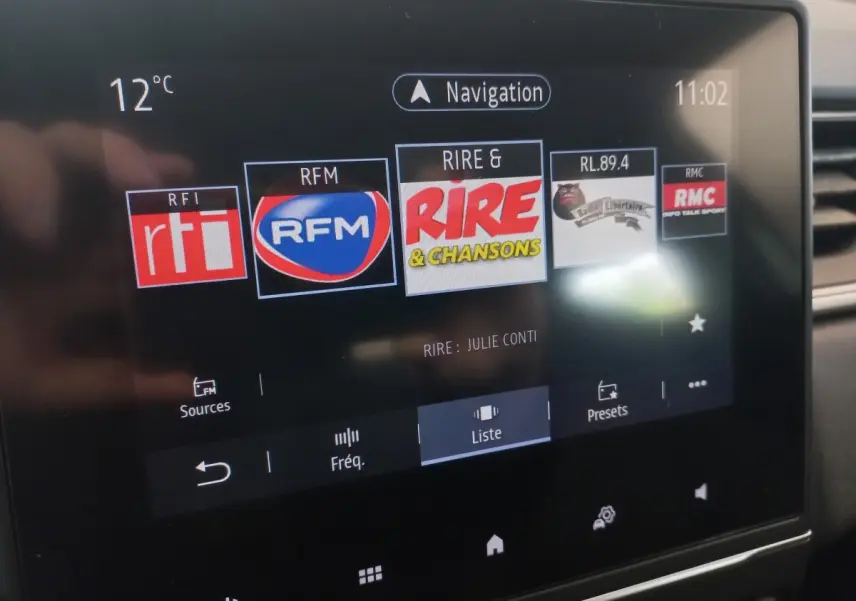 Écran tactile central du Renault Captur Business TCe 100 2020 affichant les stations radio et la navigation.